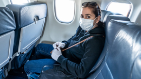 Flugzeug Passagierin mit Maske Foto iStock Sam Thomas